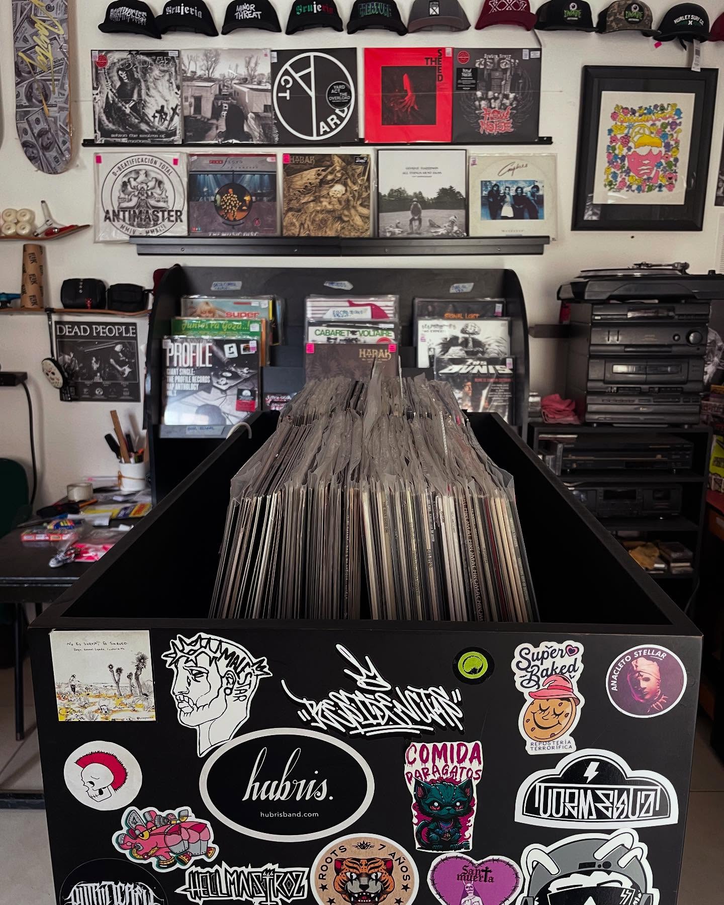 Interior de Grillo Negro Discos con exhibidores de vinilos